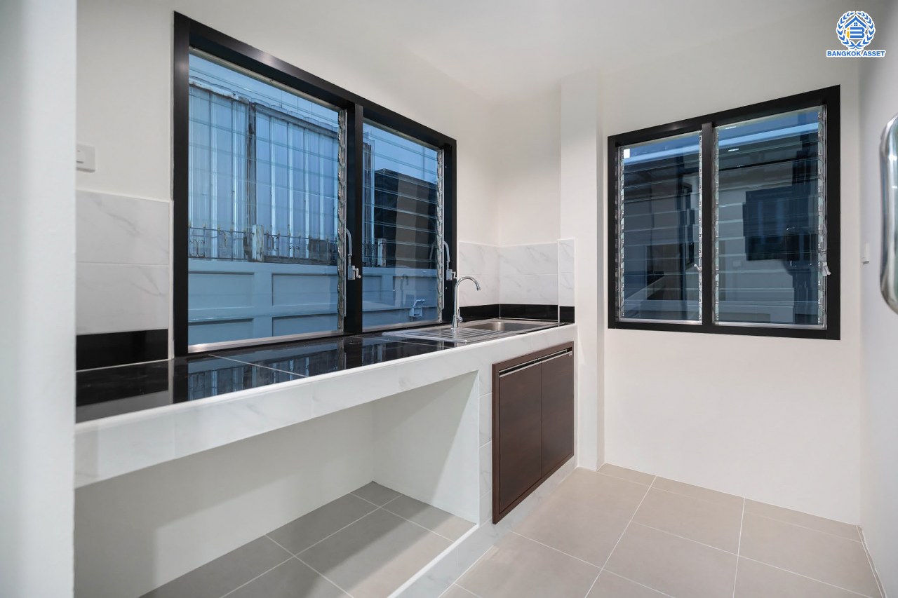 บ้านมือสองตกแต่งใหม่ โครงการ มณีรินทร์ รัตนาธิเบศร์ แบรนด์ Property Perfect เนื้อที่ 54.2 ตร.ว. ฟังก์ชัน 3 ห้องนอน 2 ห้องน้ำ จอดรถได้ 2 คัน บนทำเลศักยภาพ เชื่อมต่อทั้ง ถนนรัตนาธิเบศร์ และถนนราชพฤกษ์ ใจกลาง 2 เซ็นทรัลฯ ใกล้ทางด่วน "งามวงศ์วาน" และรถไฟฟ้า "สถานีบางรักน้อยท่าอิฐ"